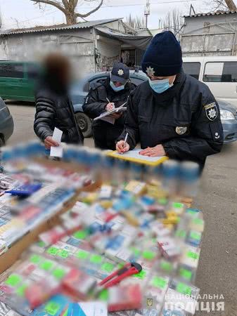 На Херсонщине участковые полицейские проводят рейды по борьбе с незаконной торговлей табачными изделиями