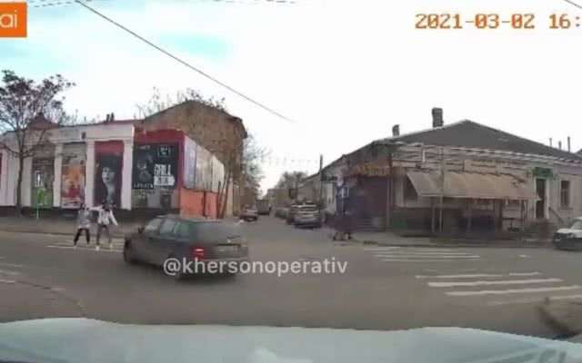 Нашли благодаря видео в сети водителя наехавшего на подростков в Херсоне