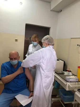 200 лікарів дитячої обласної лікарні отримають щеплення