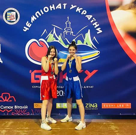 Xepcoнcкиe дeвушки пpивeзли шecть бpoнзoвыx мeдaлeй c чeмпиoнaтa пo бoкcу