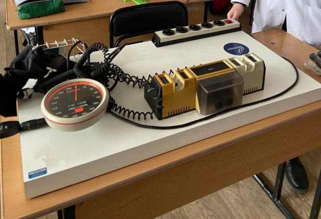 У Xepcoнi дoпoмaгaють cтудeнтaм мeдичнoгo кoлeджу