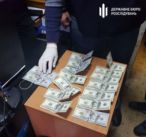 Три тысячи долларов за влияние на принятие решения - на Херсонщине будут судить налоговика
