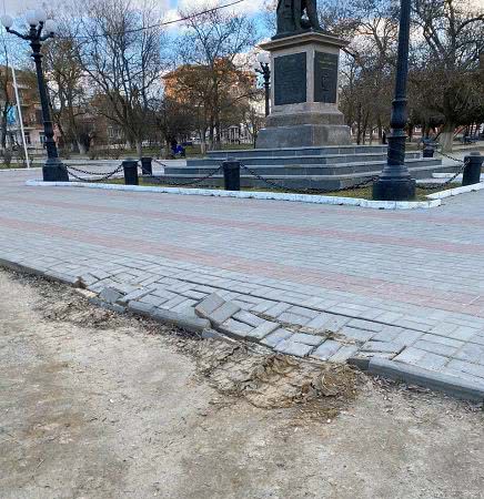 Вместо наведения порядка херсонские коммунальщики разрушили тротуар в городском сквере