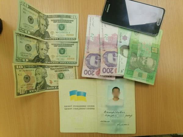 Попытки предложение взяток на границе заканчиваются уголовными делами