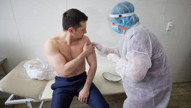Зеленский вакцинировался против коронавируса