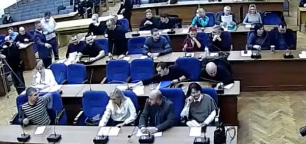 В Херсонском горсовете депутат от ОПЗЖ занимался кнопкодавством