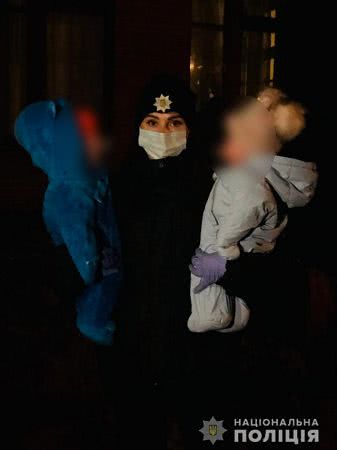 Полицейские спасли двух 7-месячных сестер, которых мать бросила одних в холодном доме