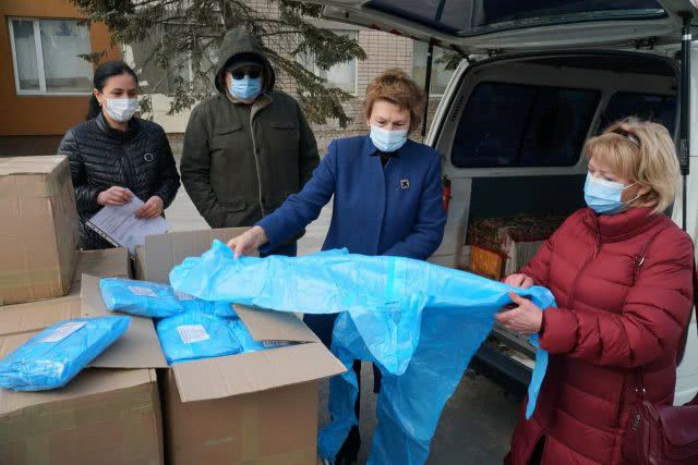 Медики Херсонщины получили очередную партию защитных комбинезонов