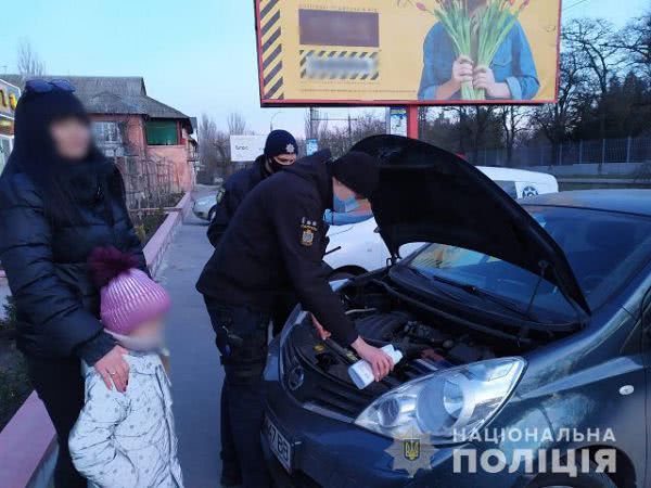 Полицейские помогли женщине водителю устранить техническую неисправность автомобиля