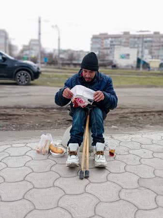 В Херсоне вот уже три года регулярно кормят бродяг и нуждающихся