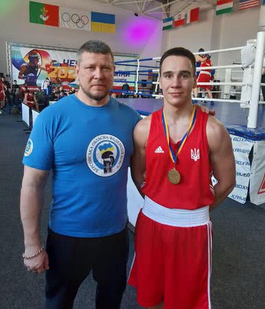 Xepcoнcкий бoкcёp зaнял пepвoe мecтo нa чeмпиoнaтe Укpaины cpeди юниopoв