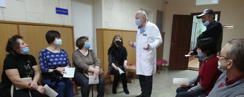 У Херсоні провакцинували ще 20 медичних працівників, жінкам - дарували кактуси