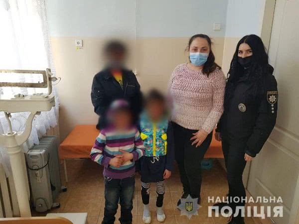 В Херсоне семья вместе с малолетними детьми проживают возле мусорника