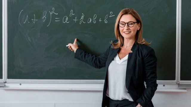 Учителям опять обещают поднять зарплаты