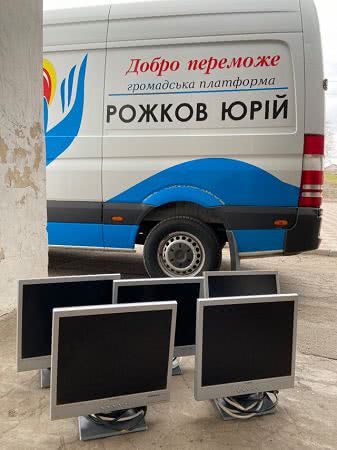 В Антонівській ЗОШ №18 за допомогою благодійників оновлюють монітори комп'ютерів
