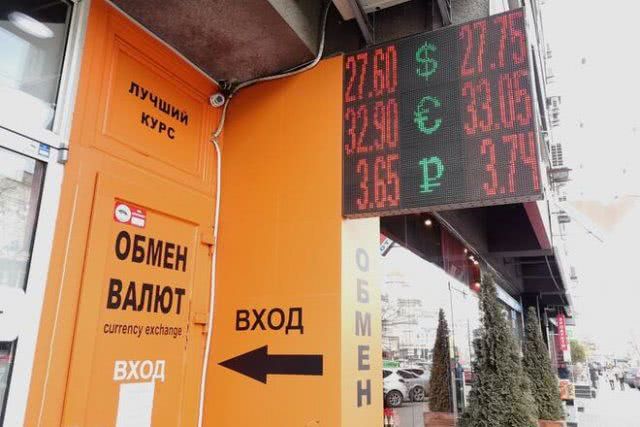 Валюту скупают все – ее неожиданно мало. Каким будет курс доллара в среду, 17 марта