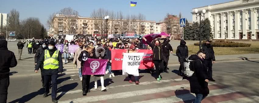 "Не можна жити без..." - мирна акція та Марш жінок відбулися у Херсоні