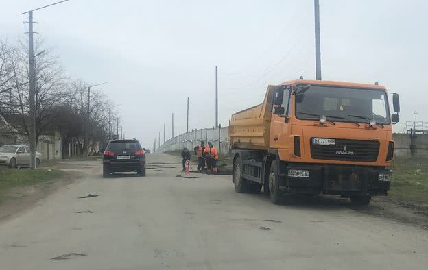 Херсонские коммунальщики латают ямы землей