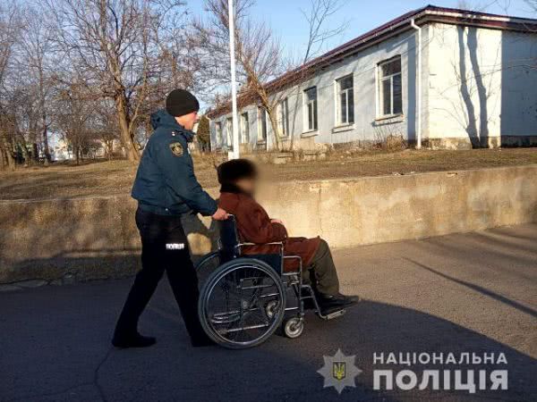 На Херсонщине полицейские помогли пенсионеру, которому на улице внезапно стало плохо