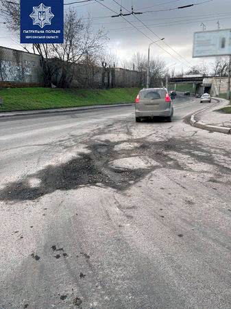 Патрульная полиция начала составлять акты по поводу ям на дорогах