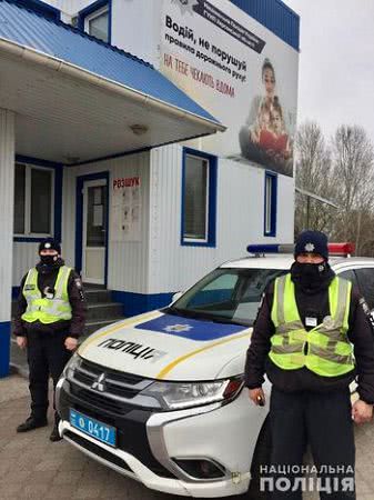 На Херсонщині поліцейські супроводили в лікарню авто з 4-річною дівчинкою з гострим нападом апендициту