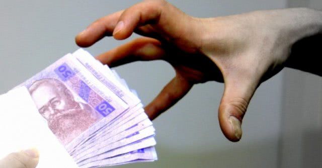 Заоблачные премии чиновницы из Каховки выплачивали по поддельным документам