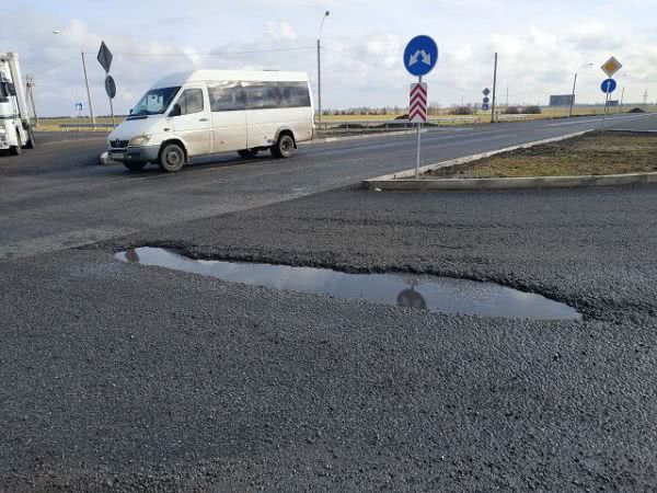 Ремонт дороги в Чаплынском районе – на новом асфальте свежие ямы