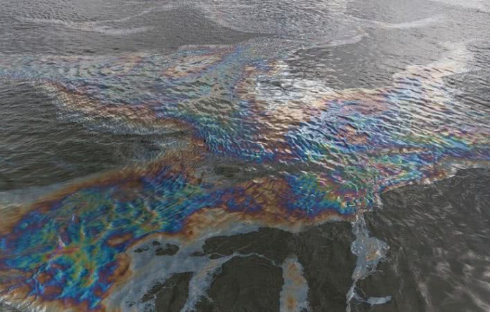 На реке, которая течет через Херсон, обнаружили огромное нефтяное пятно