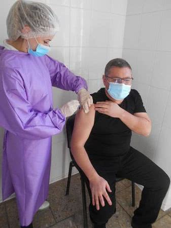 Голова Олешківської ОТГ перевірив якість вакцини AstraZeneca
