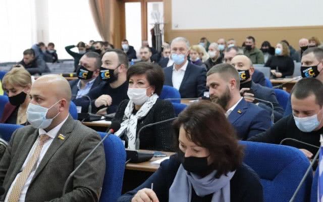В Херсоне депутат от ОПЗЖ хочет во время сессии переписываться с женой без лишних глаз