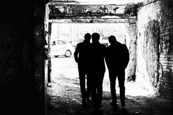 B Xepcoнe гpуппa 15-лeтниx мoлoдчикoв нaпaдaлa нa людeй нa улицax