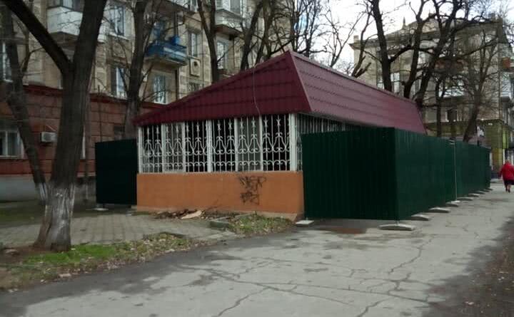 Херсонцы возмущены очередным самозахватом зелёной зоны — пивнушка на Перекопской огородилась забором