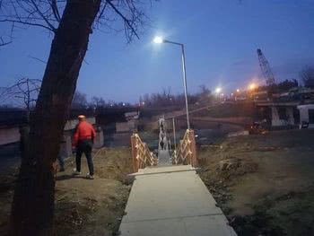 На тимчасовому пішохідному мосту через Північно-Кримський канал з'явилось освітлення