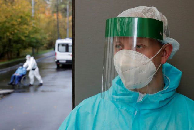 Степанов уверил, что Минздрав будет вакцинировать всех медиков. И из частных клиник тоже