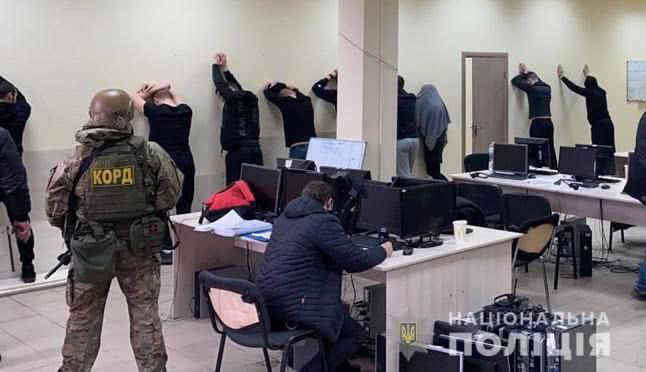 Задержание сотрудников мошеннического колл-центра в Запорожье