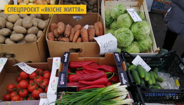 На рынках Херсона массово предлагают местные огурцы и редис