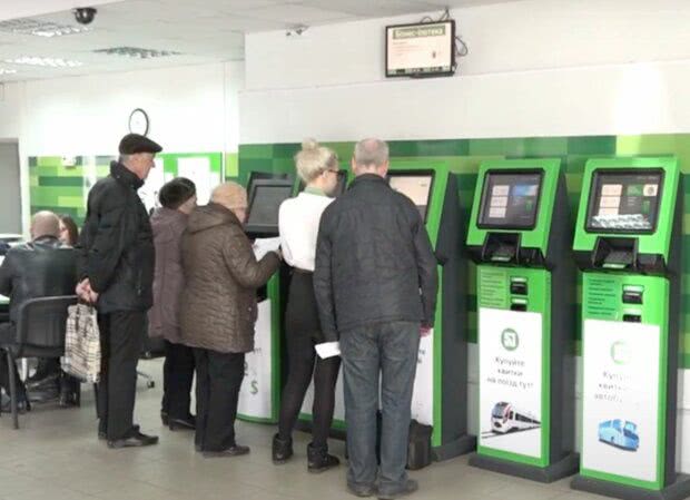 "Сбой - денег нет": украинцы боятся подходить к терминалам "ПриватБанка"