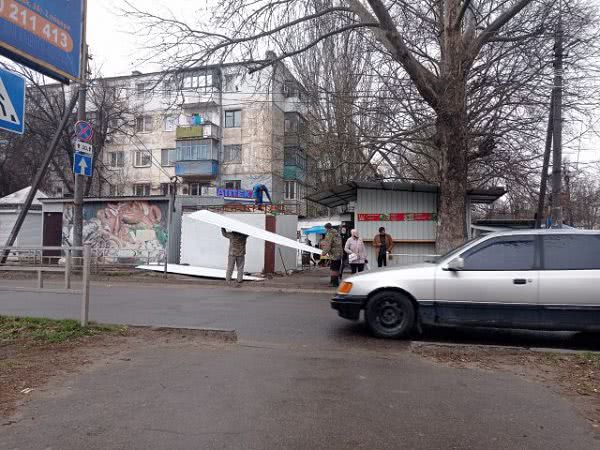Хроники моратория: возле Днепровского рынка строят очередной ларек