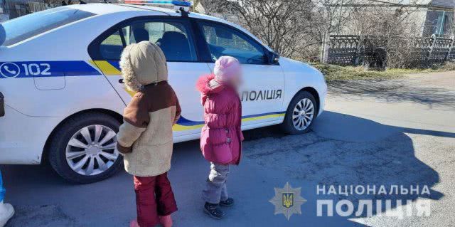 Полицейские забрали двух голодных девочек из семьи алкоголиков