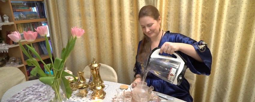 У Херсоні дівчина колекціонує чайники для заварювання: у колекції більше 1 тисячі екземплярів