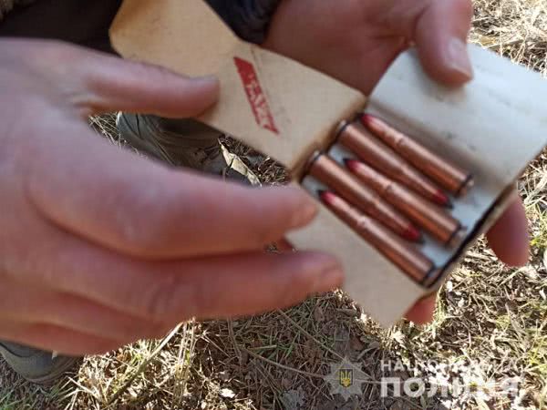 На Херсонщине неизвестные прятали в лесополосе почти кило взрывчатки и боеприпасы
