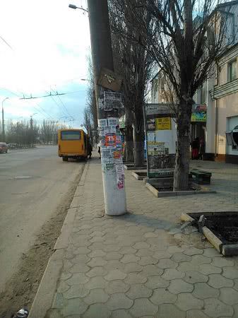 Херсонцев предупреждают об опасном столбе на автобусной остановке