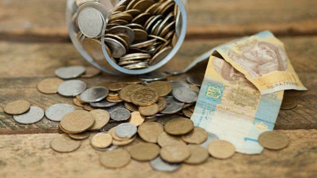 Украинцам не платят больничные и декретные вовремя