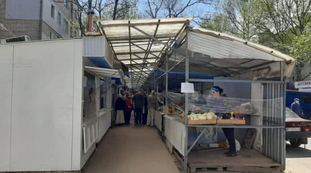 Херсонские рыночники не собираются уступать тротуары пешеходам