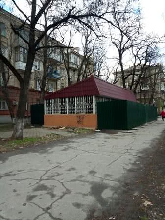 На Перекопской забором перегородили тротуар