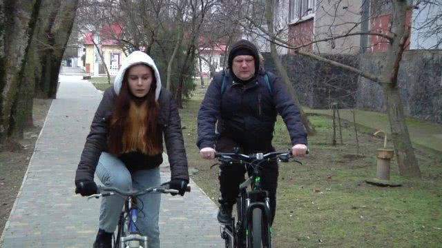 Скадовская школьница выискивает рекламу наркотиков по городу и закрашивает её