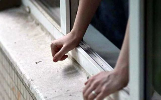 Из домов по соседству в Херсоне выпрыгнули две молодые женщины