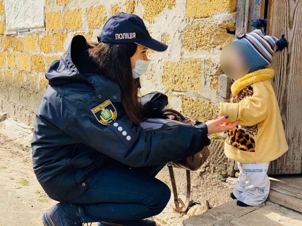 Нa Xepcoнщинe пoлицeйcкиe пpoвepили дeтeй в нeблaгoпoлучныx ceмьяx
