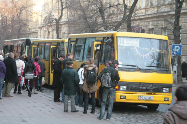 Накануне поминальных дней в Херсоне сложно добраться маршруткой до кладбищ и обратно
