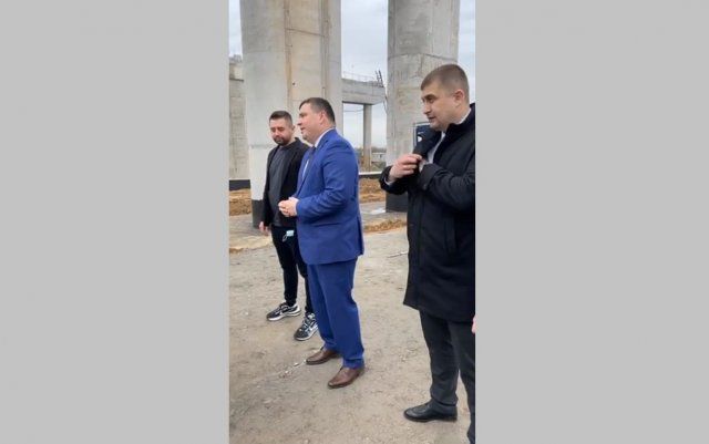 Cpoк гoтoвнocти мocтoпepexoдa в Xepcoнe пepeнecли нa Дeнь Нeзaвиcимocти